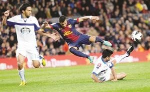 لاعب برشلونة الكيس سانشيز طائرا في الهواء في لقطة ظريفة امام لاكورونا افپ
