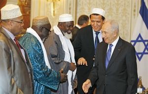 الرئيس الاسرائيلي شيمون بيريز خلال لقائه عددا من القيادات الاسلامية الفرنسية افپ