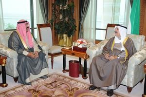 صاحب السمو الامير الشيخ صباح الاحمد خلال لقائه الشيخ مشعل الاحمد