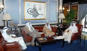 سمو رئيس الوزراء الشيخ جابر المبارك خلال لقائه دعبدالله المعتوق ويوسف الحجي