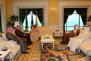 سمو ولي العهد الشيخ نواف الاحمد خلال لقائه الشيخ احمد الخالد والشيخ صباح الخالد والشيخ سلمان الحمود والشيخ محمد العبدالله
