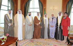 صاحب السمو الامير الشيخ صباح الاحمد اثناء استقباله رئيس مجلس الامة علي الراشد ونائب الرئيس مبارك الخرينج واعضاء لجنة الرد على الخطاب الاميري النواب صفاء الهاشم ودمعصومة المبارك وعصام الدبوس وخالد الشطي وفيصل الدويسان