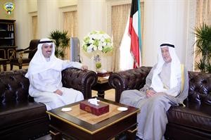 الرئيس علي الراشد خلال استقباله عبدالعزيز العدساني