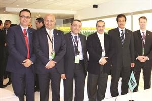 وزير الاتصالات البحريني يتوسط اسعد البنوان وجيجنهايمر ومسؤولي زين
