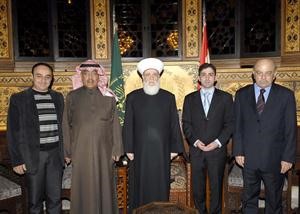 المفتي قباني متوسطا نائب رئيس التحرير الزميل عدنان الراشد ومدير التحرير الزميل محمد الحسيني ومدير مكتب الانباء في بيروت عمر حبنجر والزميل خلدون قواص محمود الطويل