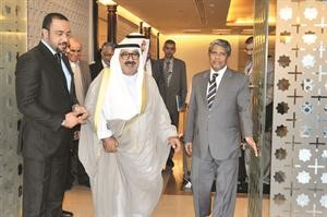 الشيخ ناصر صباح الاحمد لدى وصوله مطار انديرا غاندي وفي استقباله غن شيام

