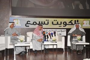سمو رئيس الوزراء الشيخ جابر المبارك متوسطا الشيخ سلمان الحمود وديوسف الابراهيم محمد خلوصي