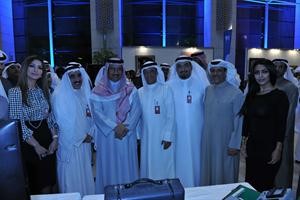 سمو رئيس الوزراء ويوسف مصطفى مع بعض المشاركين