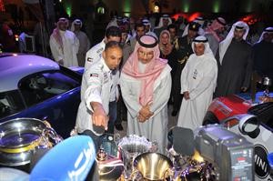 سمو رئيس الوزراء يستمع الى شرح حول احد اجنحة المعرض