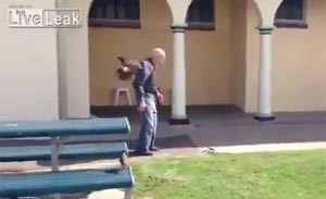بالفيديو.. مواجهة بين رجل مُسنٍّ وحيةٍ قاتلةٍ