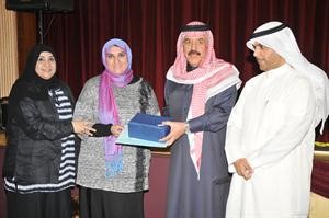 عبدالله الفارس يكرم المشاركات في الانشطة 	محمد خلوصي﻿