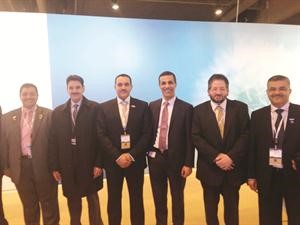 الوزير الاذينة متوسطا قياديي الوطنية خلال زيارته لجناح المجموعة في برشلونة
