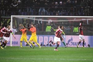 هدف نجم ميلان بواتينغ في مرمى برشلونة في مباراة الذهاب رويترز
