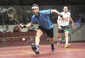 النجم المصري محمد الشوربجي يرد احدى الكرات الصعبة