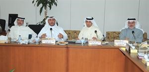 خليل الصالح ودمشاري الحسيني وهاني شمس اثناء اجتماع اللجنة﻿