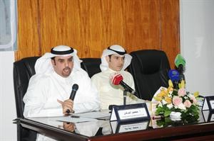 طارق الياسين ومنصور النزهان خلال الندوة 	انور الكندري﻿