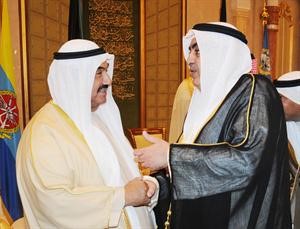 سمو الشيخ ناصر المحمد مصافحا السفير عادل العيار