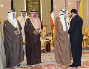 صاحب السمو الامير مصافحا السفير دحمد الدعيج ويبدو سمو ولي العهد وعلي الراشد