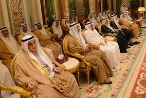 المستشار يوسف الابراهيم ودعادل الطبطبائي والمستشار محمد ابوالحسن ودعبدالله المعتوق مع بعض الحضور