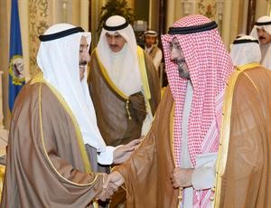 صاحب السمو الامير مصافحا الشيخ دمحمد الصباح