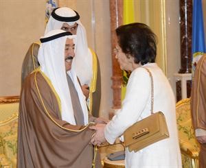 صاحب السمو الامير مصافحا نوال الحمد