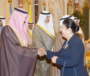 سمو ولي العهد الشيخ نواف الاحمد مرحبا بالسفيرة نبيلة الملا