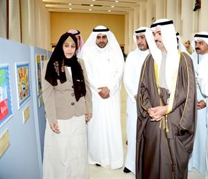 الرئيس الراشد يستمع لشرح عن المعرض﻿