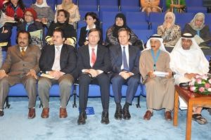 دعبدالرضا اسيري والسفير الاميركي في مقدمة الحضورسعود سالم﻿