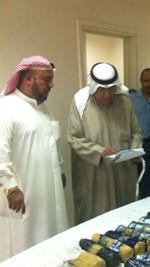 ابراهيم الغانم وخالد الفيلكاوي خلال معاينة المضبوطاتاسامة ابوعطية