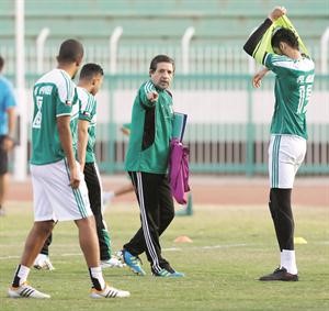 هل يستطيع البرتغالي جوزيه روماو الخروج بالعربي من الازمة الحالية	 الازرق كوم﻿
