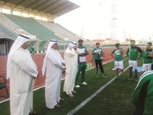 الشيخ د طلال الفهد مع اللاعبين بصحبة جمال الكاظمي﻿