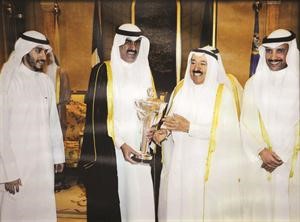 صاحب السمو الامير الشيخ صباح الاحمد حاملا كاس الاتحاد الاسيوي التي فاز بها نادي الكويت الى جانب عبدالعزيز المرزوق والنائب السابق مرزوق الغانم