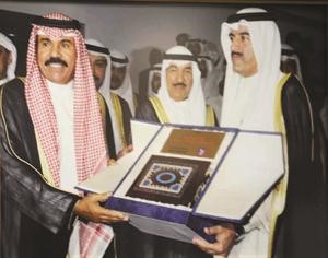 سمو ولي العهد الشيخ نواف الاحمد يتسلم نسخة من القران الكريم من عبدالعزيز المرزوق بحضور الشيخ جابر العبدالله بعد فوز نادي الكويت في نهائي بطولة كاس ولي العهد لكرة القدم