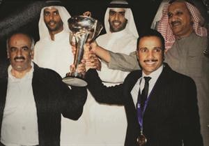 النائب السابق مرزوق الغانم وعبدالعزيز المرزوق يحملان كاس الاتحاد الاسيوي اثناء نزولهما من الطائرة لدى عودة وفد نادي الكويت من العراق