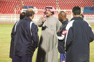 عبدالعزيز المرزوق في احد نقاشاته مع الجهاز الفني لنادي الكويت
