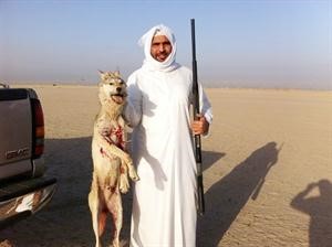 المواطن فراج السبيعي بعد قتله الذئب