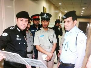 العقيد حامد المبارك يشرح لوفد التعاون الية العمل في ادارة التراخيص