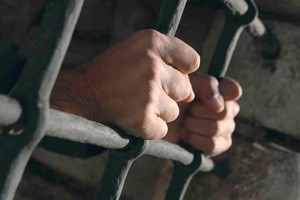 البحرين: الحكم على شرطيين بالسجن عشر سنوات بتهمة قتل متظاهر في السجن  