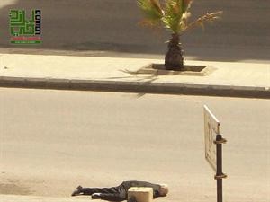 احدى الجثث المجهولة الملقاة في احد شوارع برزة سقطت برصاص قناصي النظام بحسب المعارضة﻿