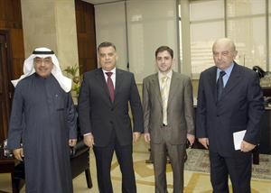 اللواء ابراهيم متوسطا نائب رئيس التحرير الزميل عدنان الراشد ومدير التحرير الزميل محمد الحسيني والزميل عمر حبنجر محمود الطويل