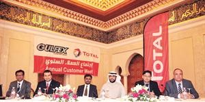 غازي البابطين متوسطا مسؤولي غلف اكسبريس وزيوت توتال خلال اللقاء
