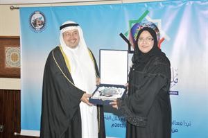 دعادل الفلاح يكرم الملحقة الثقافية البحرينية منى الدلهان﻿