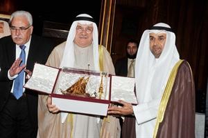 عبدالاله معرفي يقدم درعا تذكارية للوزير دنايف الحجرف﻿