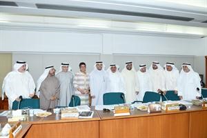 وزير المالية مصطفى الشمالي ومحافظ البنك المركزي د محمد الهاشل واحمد لاري وكامل العوضي ومحمد الجبري وفيصل الكندري ود يوسف الزلزلة وصفاء الهاشم وناصر المري وخليل الصالح خلال اجتماع اللجنة المالية امس﻿