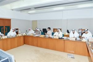 جانب من اجتماع اللجنة المالية البرلمانية مع الوزير مصطفى الشمالي امس متين غوزال