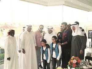 الشيخ ضاري الفهد والشيخ علي الحمود يسلمان الكاس﻿