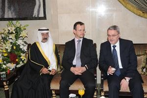 السفير العراقي وممثل السفارة الفرنسية يباركان
