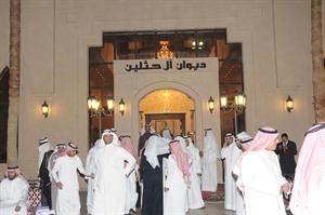 الحضور امام ديوان بن حثلين

