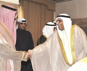 السفير خالد الدويسان مصافحا الشيخ صباح الخالد