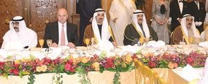 علي الراشد والشيخ فيصل السعود وسمو الشيخ ناصر المحمد وفيصل الفايز خلال الحفل
